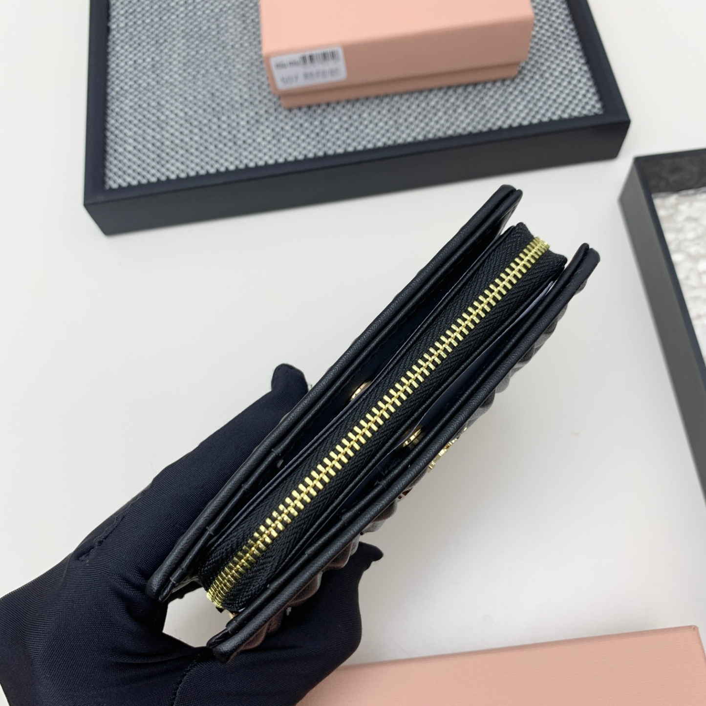 ミュウミュウ「Miu Miu」マテラッセレザー ジップアラウンド 折り財布