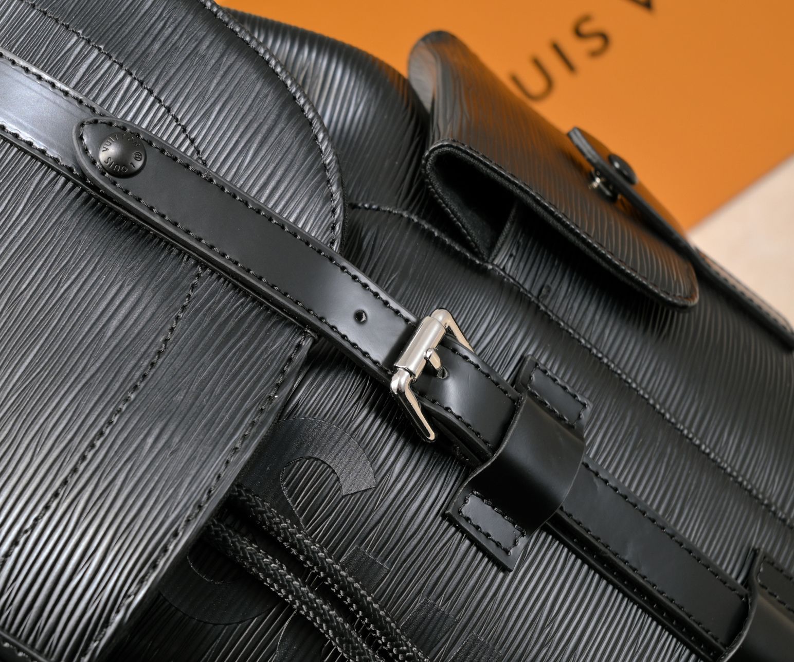 ルイ・ヴィトン「LV x Supreme」クリストファー MM バックパック