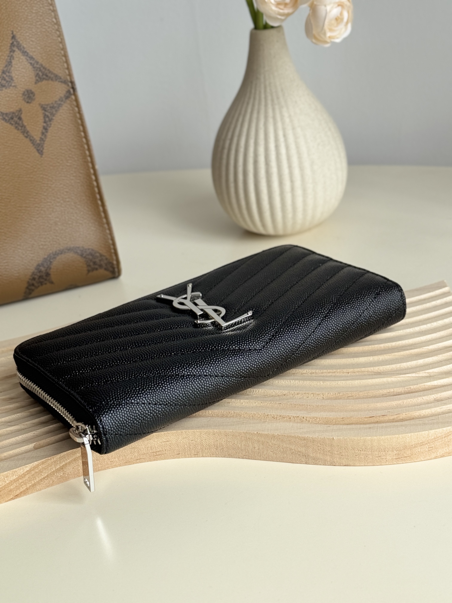 サンローラン「Saint Laurent」モノグラム・サンローラン フルジップウォレット（グレインパウダーテクスチャー キルティングレザー）