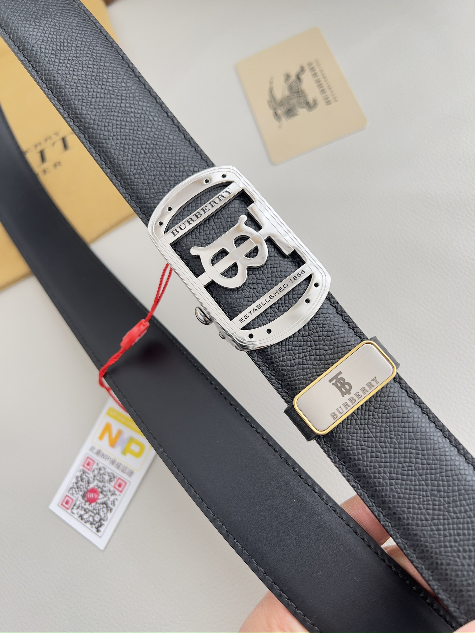 バーバリー「Burberry」オートロックベルト 2色