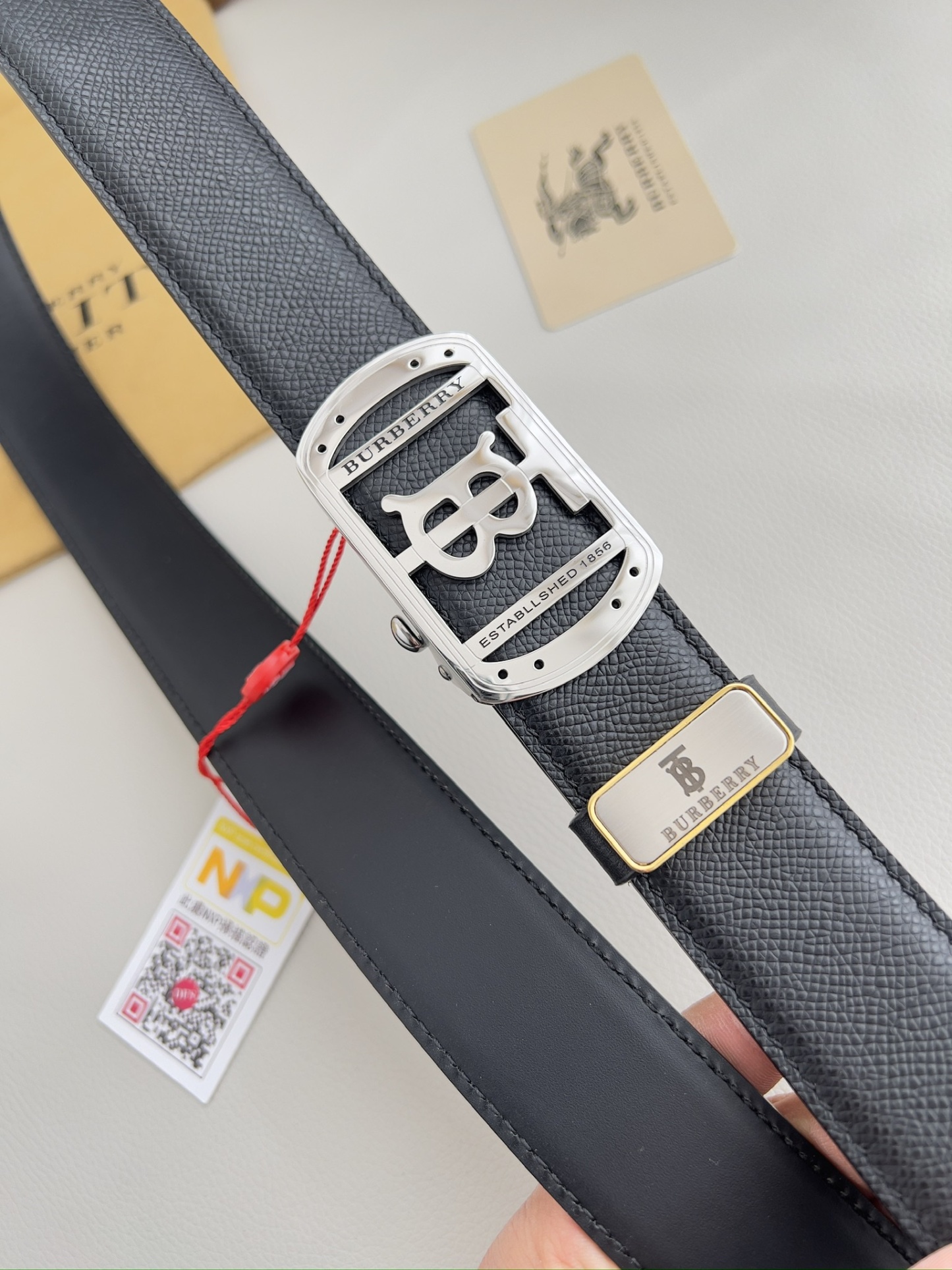 バーバリー「Burberry」オートロックベルト 2色