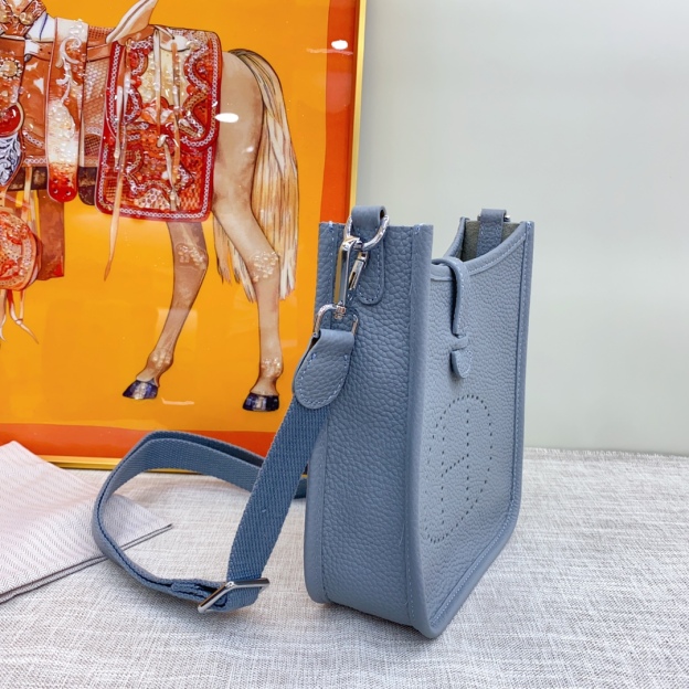 エルメス エヴリン 25/28/30 バッグ 3色「Evelyne Bag」