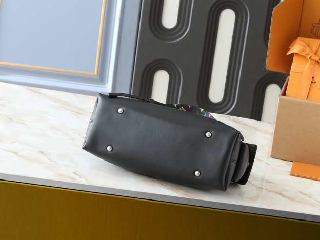 ルイ・ヴィトン LV x TM キャリーオール･カーゴ バイブ PM バッグ「CarryAll Bag」