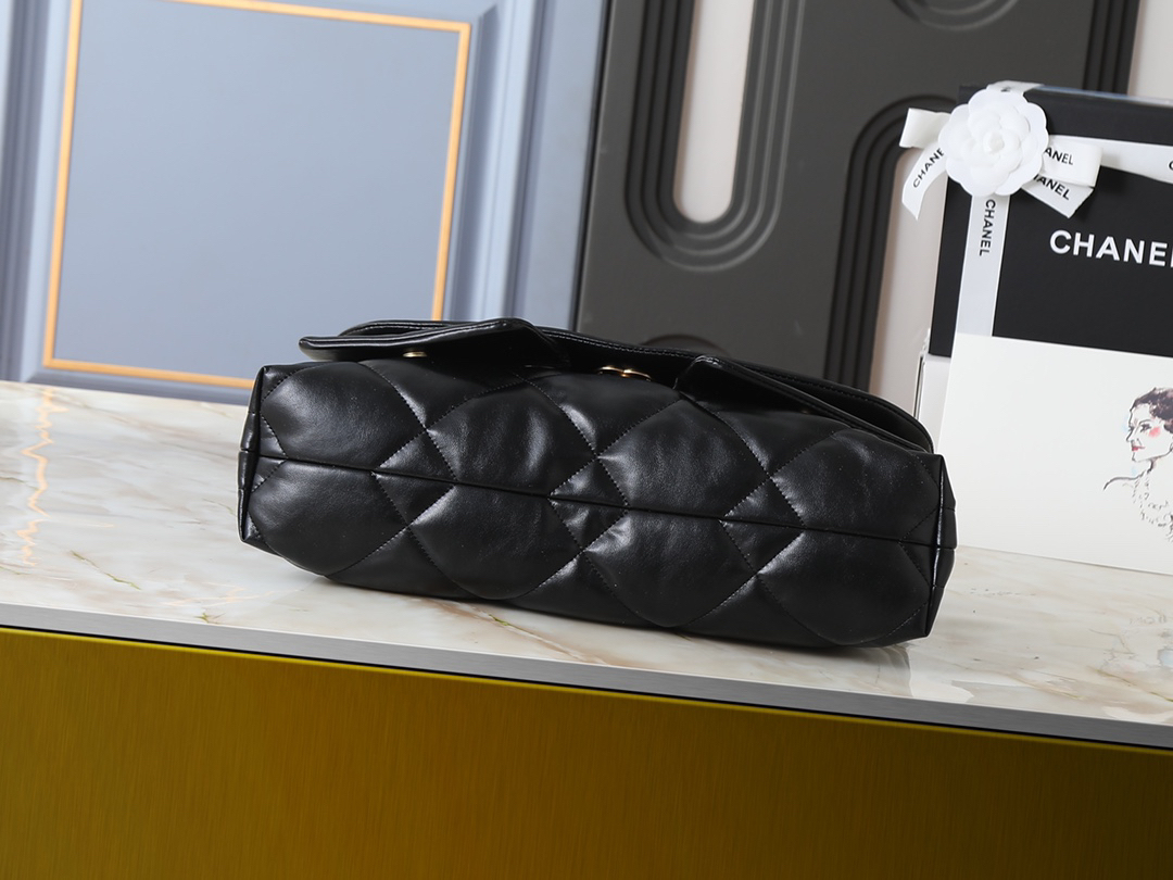 シャネル マキシ ハンドバッグ「Maxi Flap Bag」