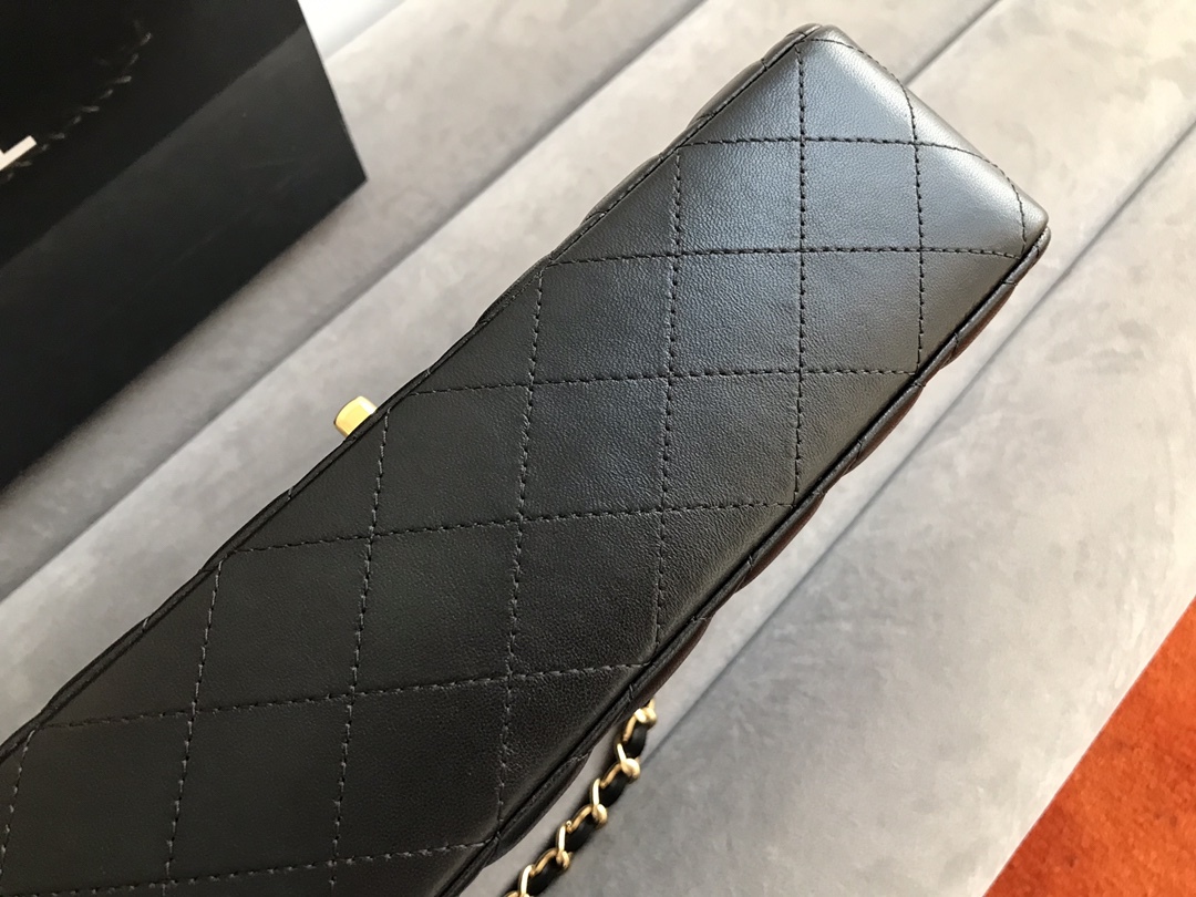 シャネル 11.12 クラシック ハンドバッグ「Flap Bag」