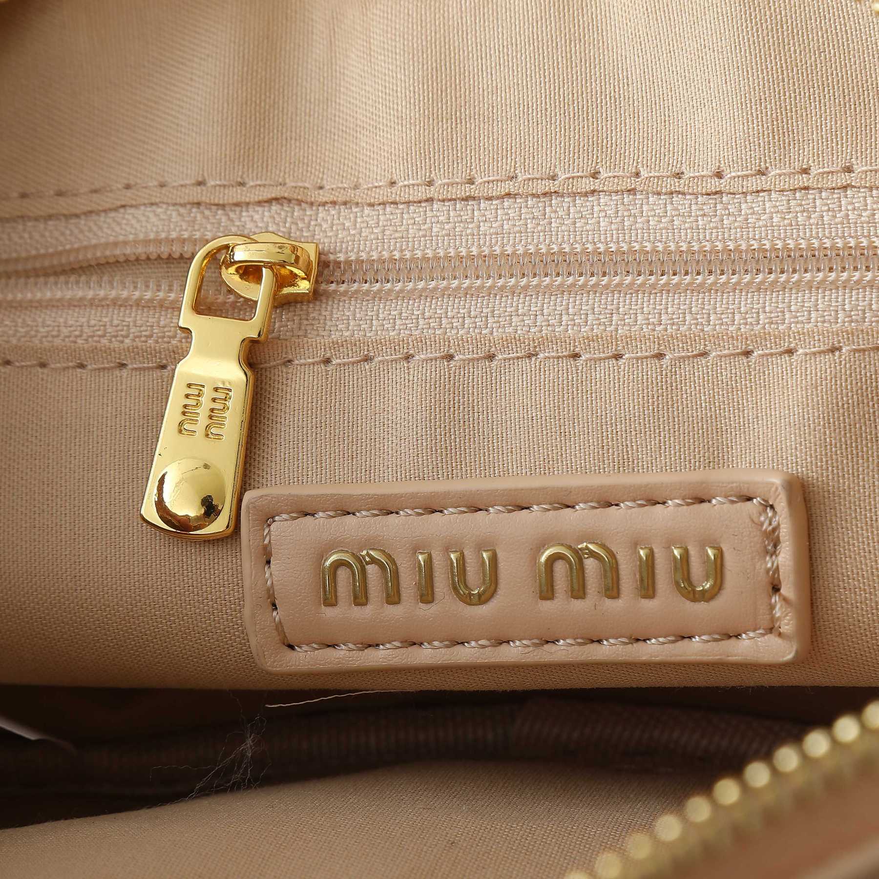 ミュウミュウ アルカディ マテラッセレザー スモールバッグ「Arcadie Bag」