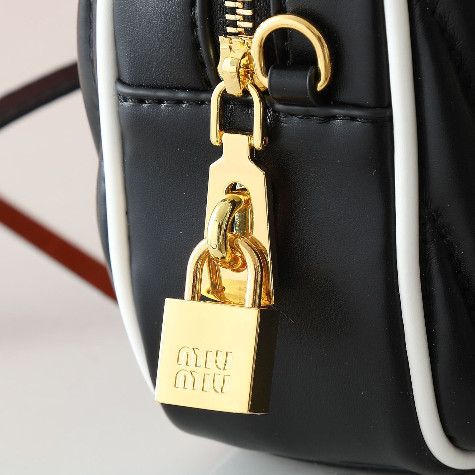 ミュウミュウ アルカディ マテラッセレザー スモールバッグ「Arcadie Bag」