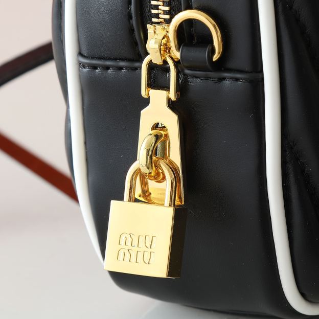 ミュウミュウ アルカディ マテラッセレザー スモールバッグ「Arcadie Bag」