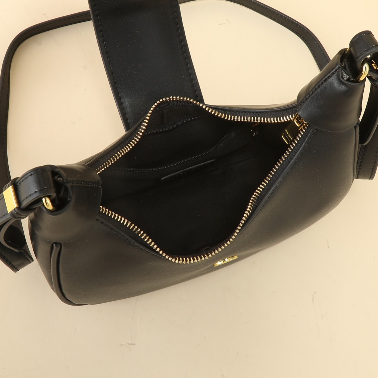 ミュウミュウ アバンチュール 三日月 レザーバッグ「Aventure Bag」