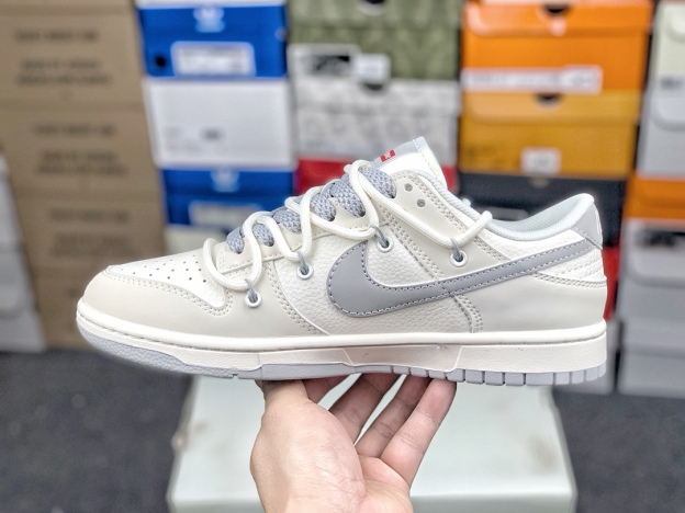 「コラボモデル」Supreme x Nike SB Dunk Low スニーカー