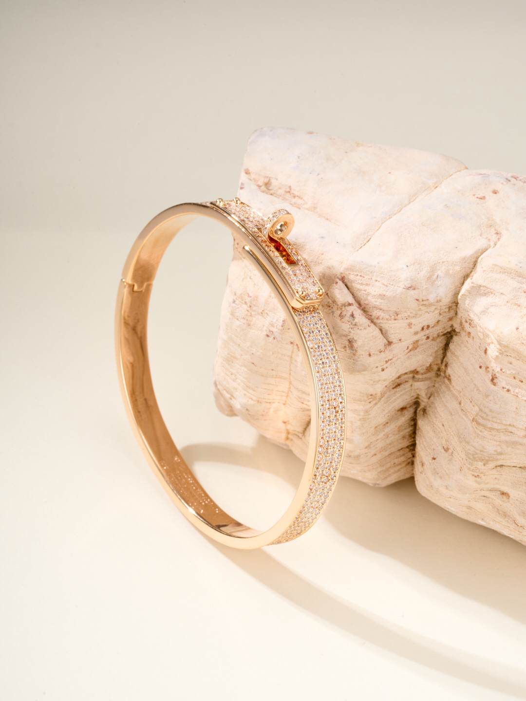 エルメス ブランドの象徴的なブレスレット