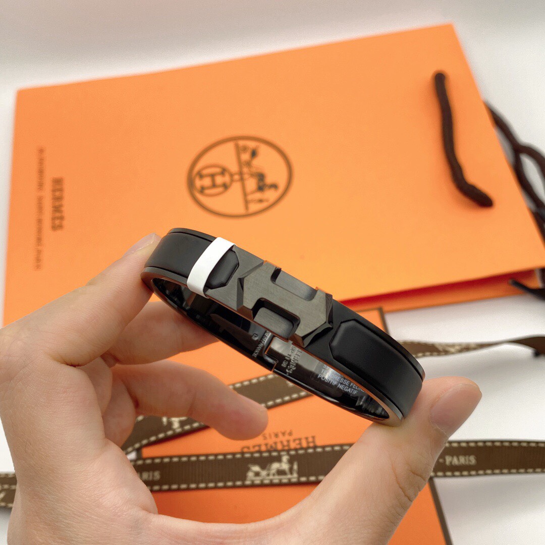 エルメス ブランドの象徴的なブレスレット