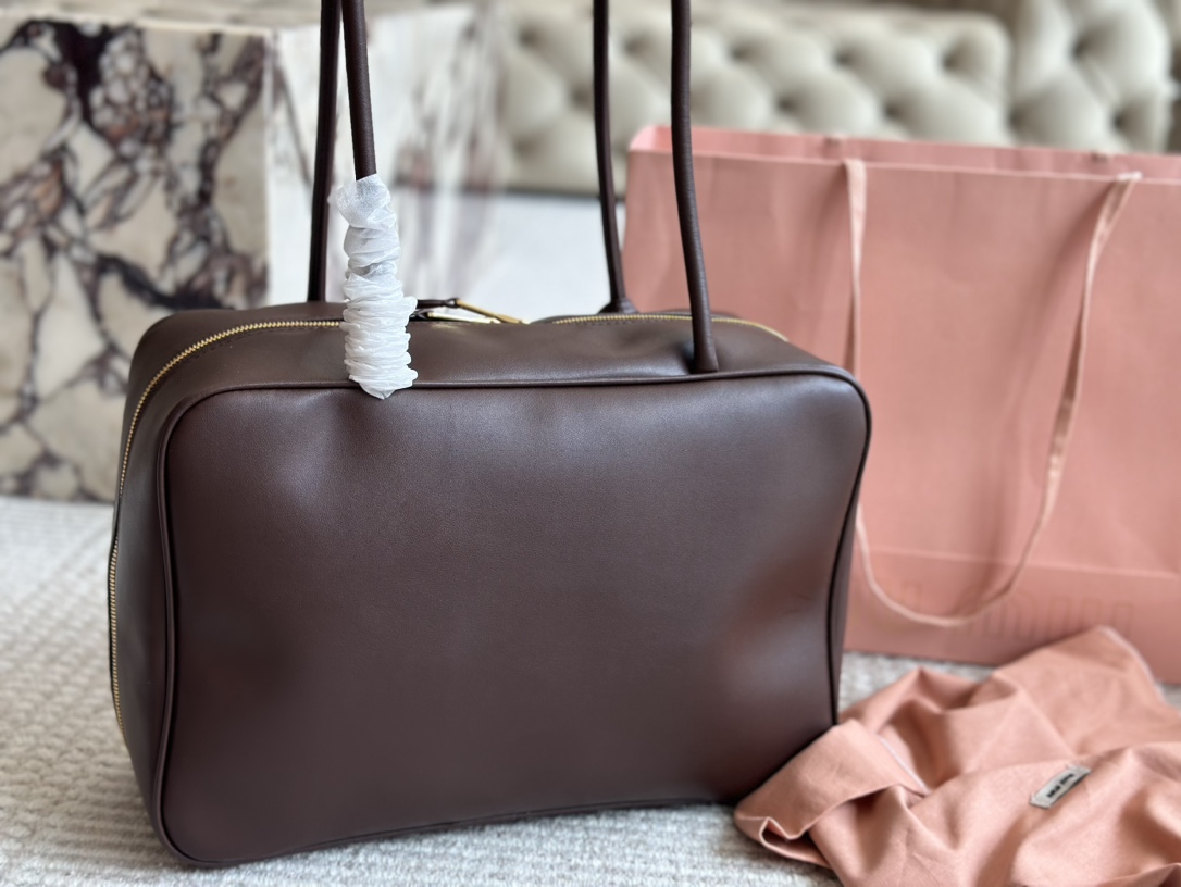 ミュウミュウ「Miu Miu」ボウリングバッグ ビジネストート