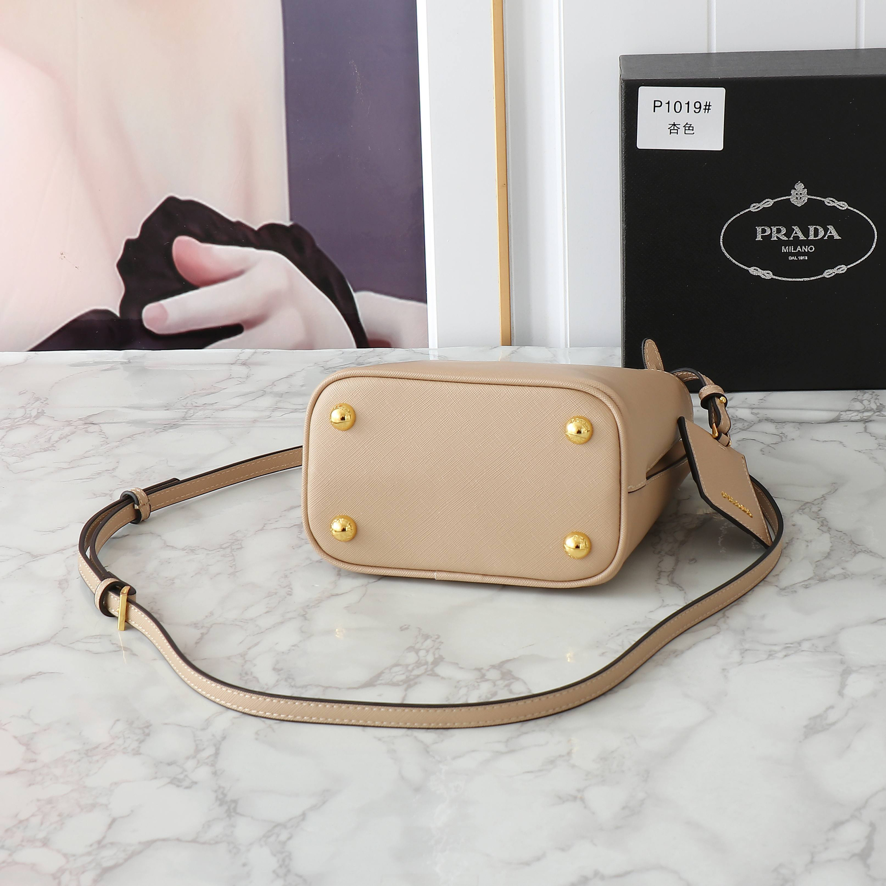 プラダ パニエ サフィアーノレザー ミニバッグ「Panier Saffiano」
