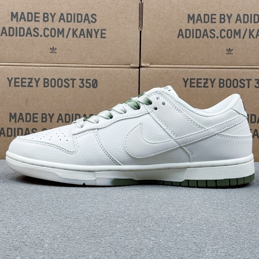 「コラボモデル」Supreme x Nike SB Dunk Low スニーカー