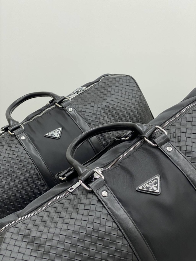 プラダ「Prada」トライアングルトラベルバッグ ショルダートート