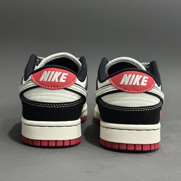 「コラボモデル」Supreme x Nike SB Dunk Low スニーカー