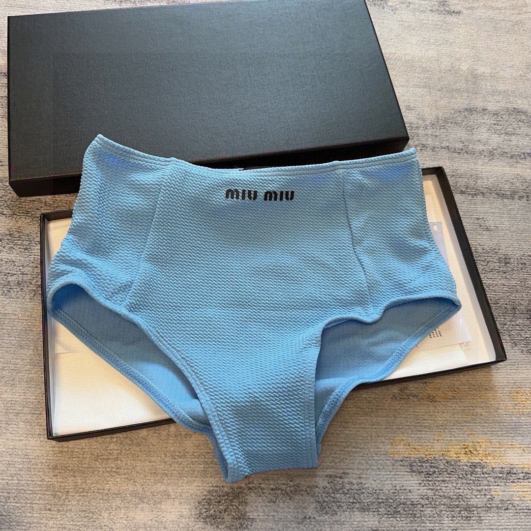 ミュウミュウ「Miu Miu」セパレート水着「2025夏季限定・人気プレミアムスイム登場！」
