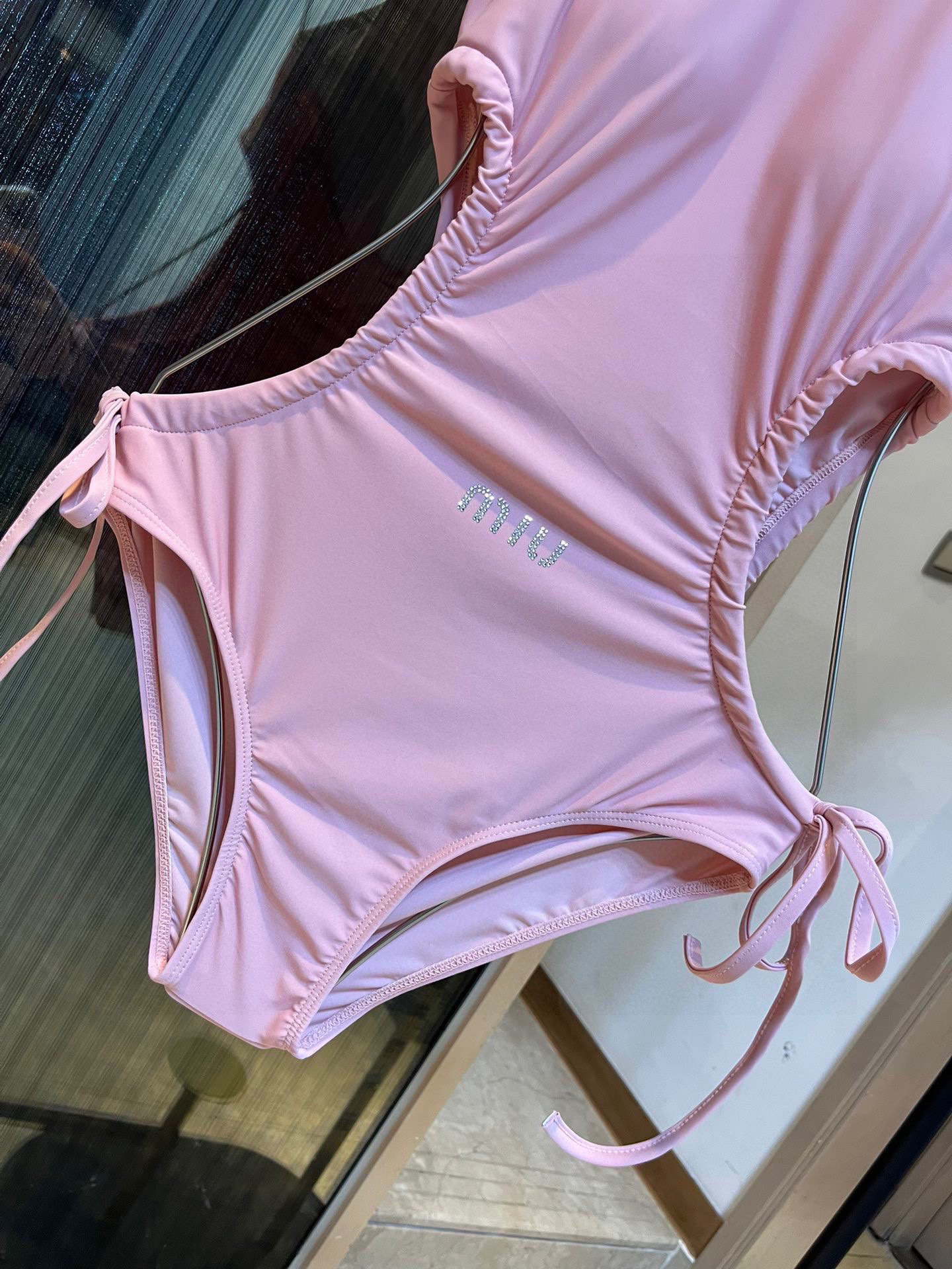 ミュウミュウ「Miu Miu」ワンピース水着「2025夏季限定・人気プレミアムスイム登場！」