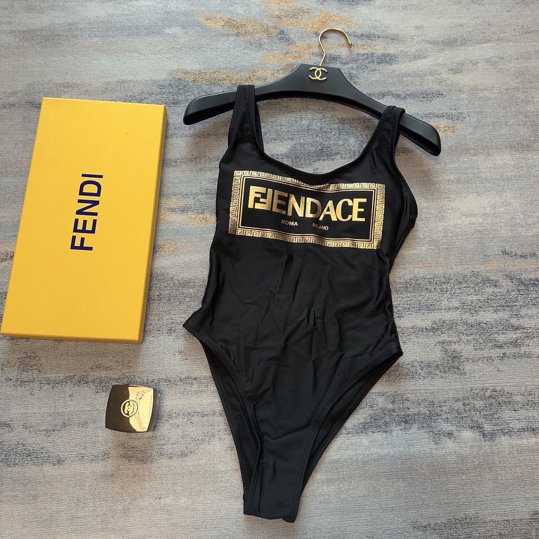 ヴェルサーチ「Versace」ワンピース水着「2025夏季限定・人気プレミアムスイム登場！」