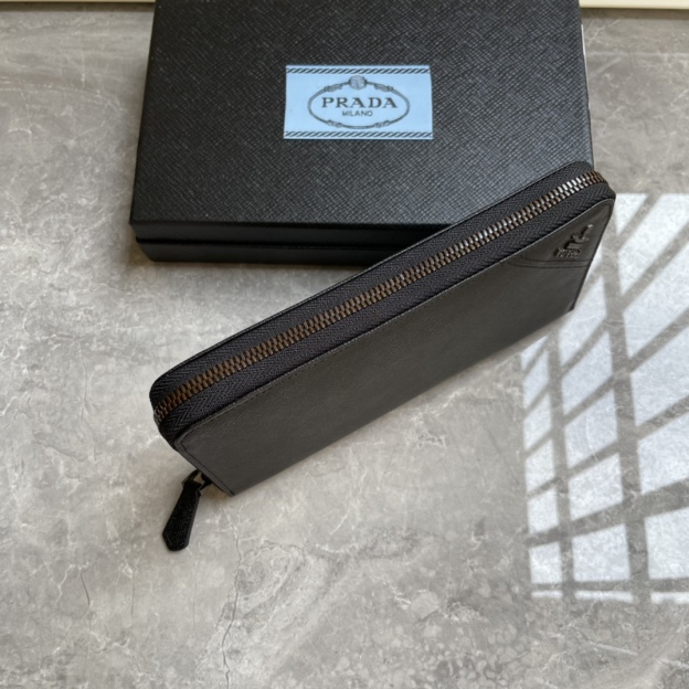 プラダ「PRADA」サフィアーノレザー 財布