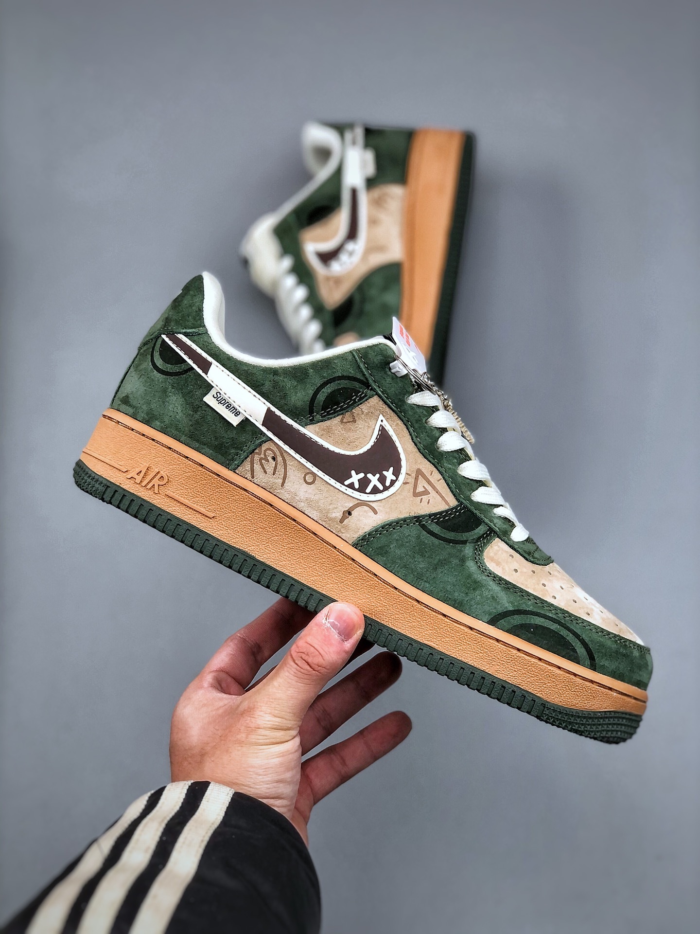 「コラボモデル」Supreme x Nike SB Dunk Low スニーカー