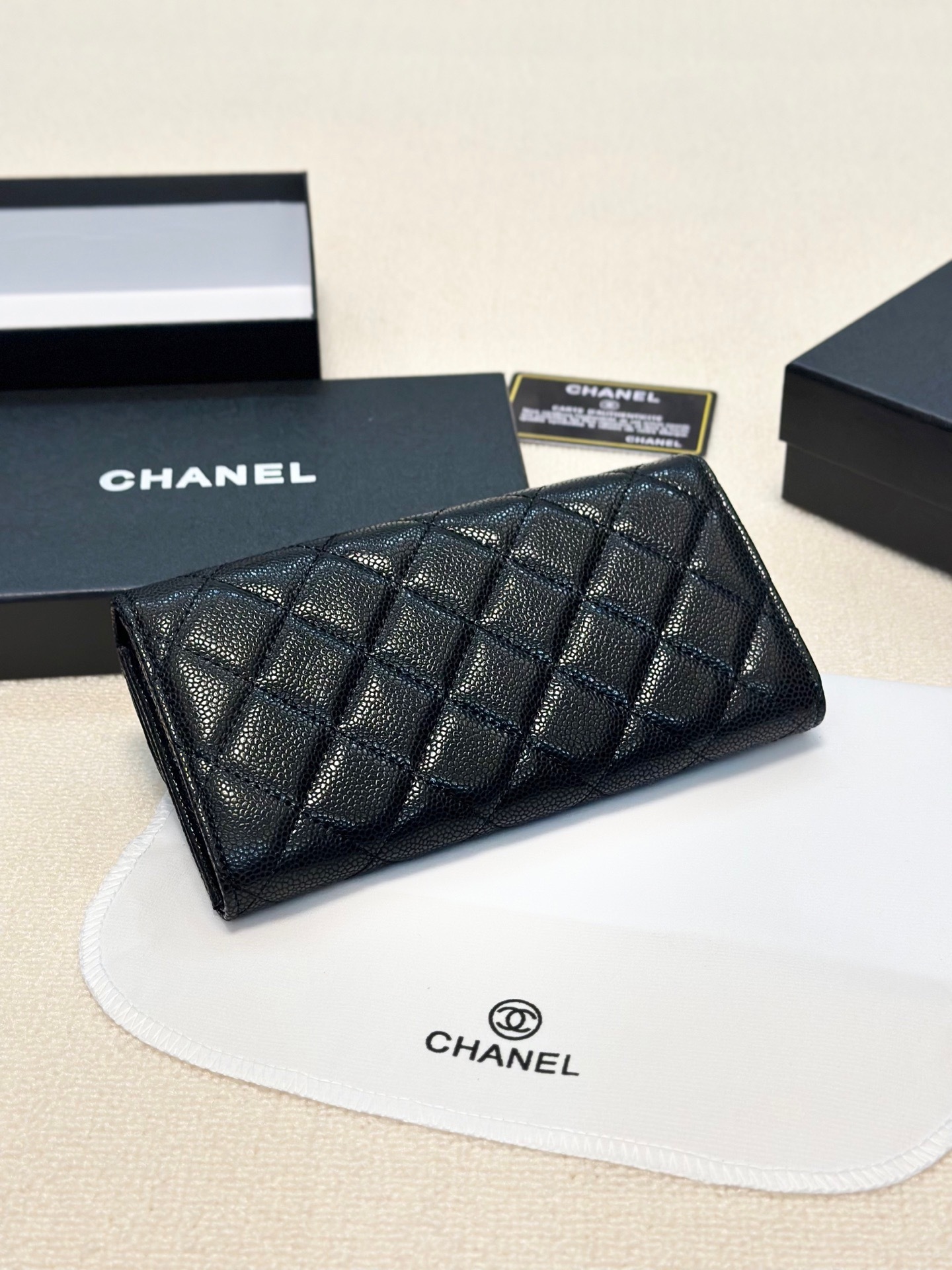 シャネル「Chanel」キャビアレザー バイフォールド財布