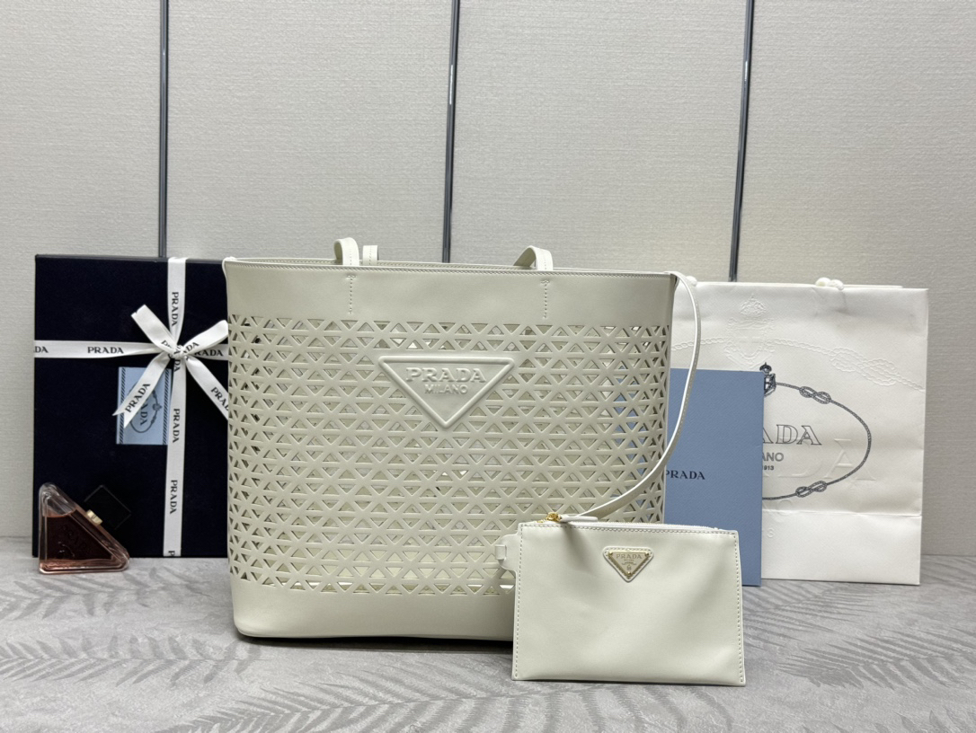 プラダ「Prada」ジオメトリックパンチトートバッグ