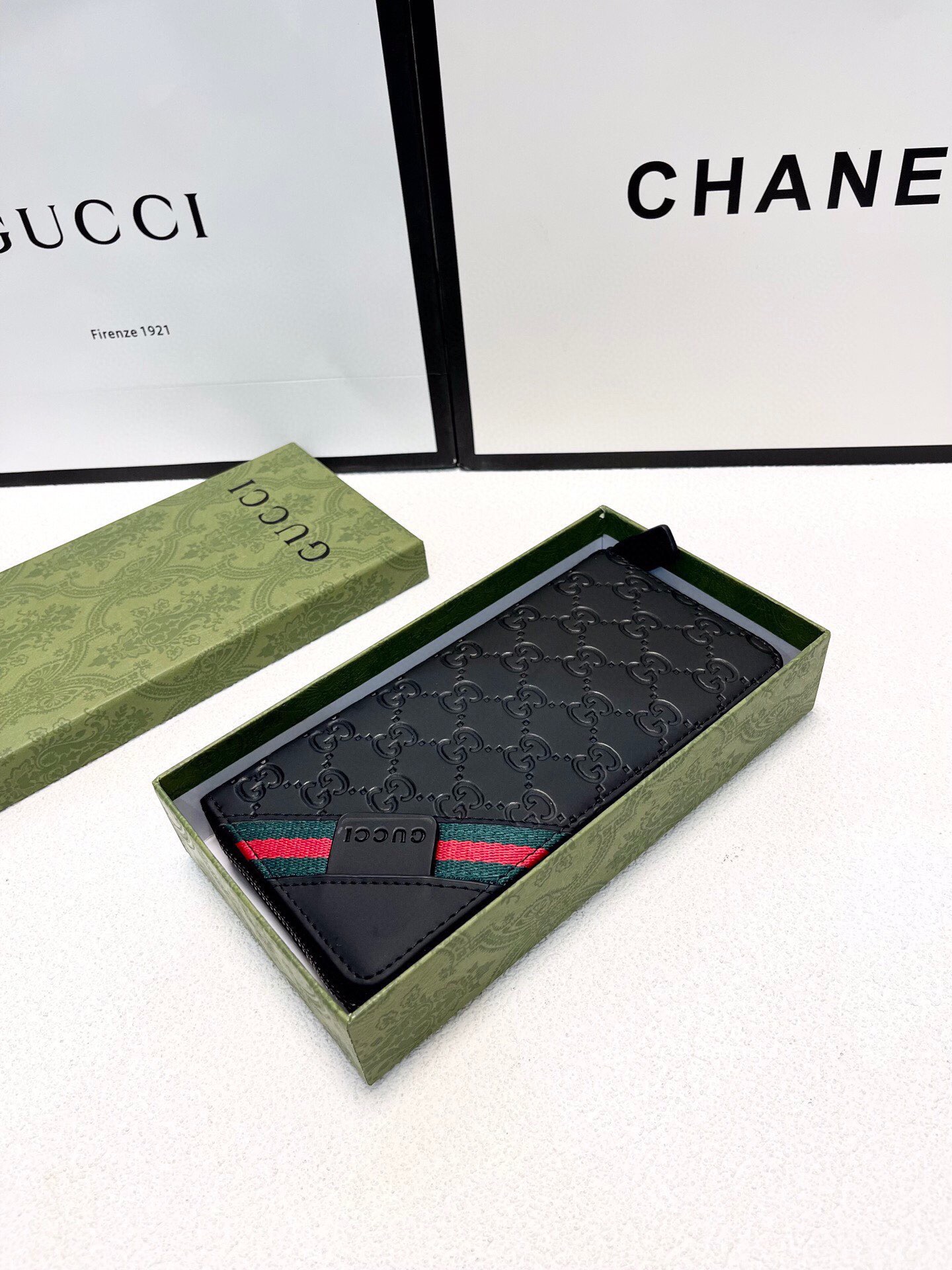 グッチ「Gucci」シグネチャー レザー ウェブ ジップアラウンドウォレット