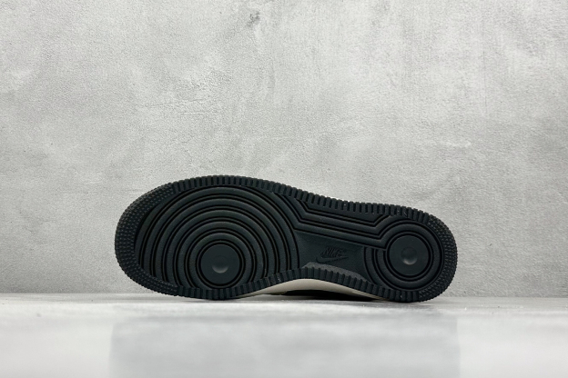 「コラボモデル」Supreme × Nike Air Force 1 Low スニーカー