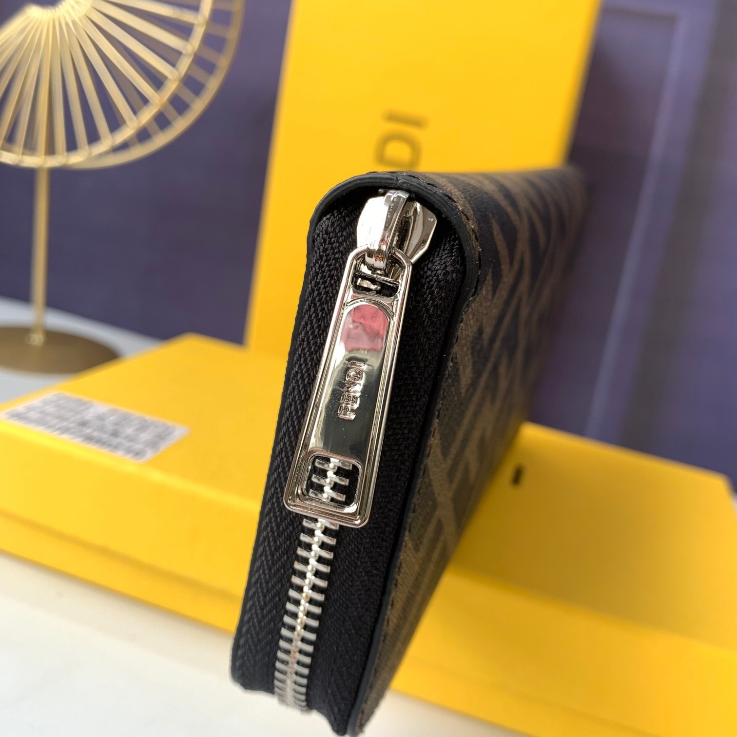 フェンディ「Fendi」ダイアゴナル ジップアラウンド財布