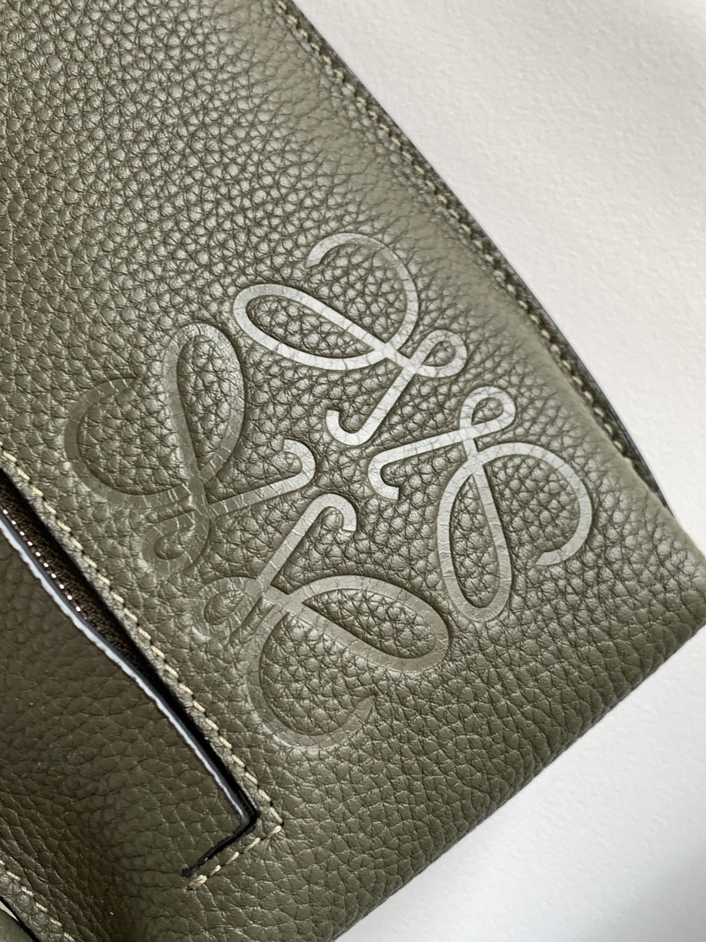 ロエベ「Loewe」ショルダーバッグ｜伝統と革新が出会うプレミアムレザー