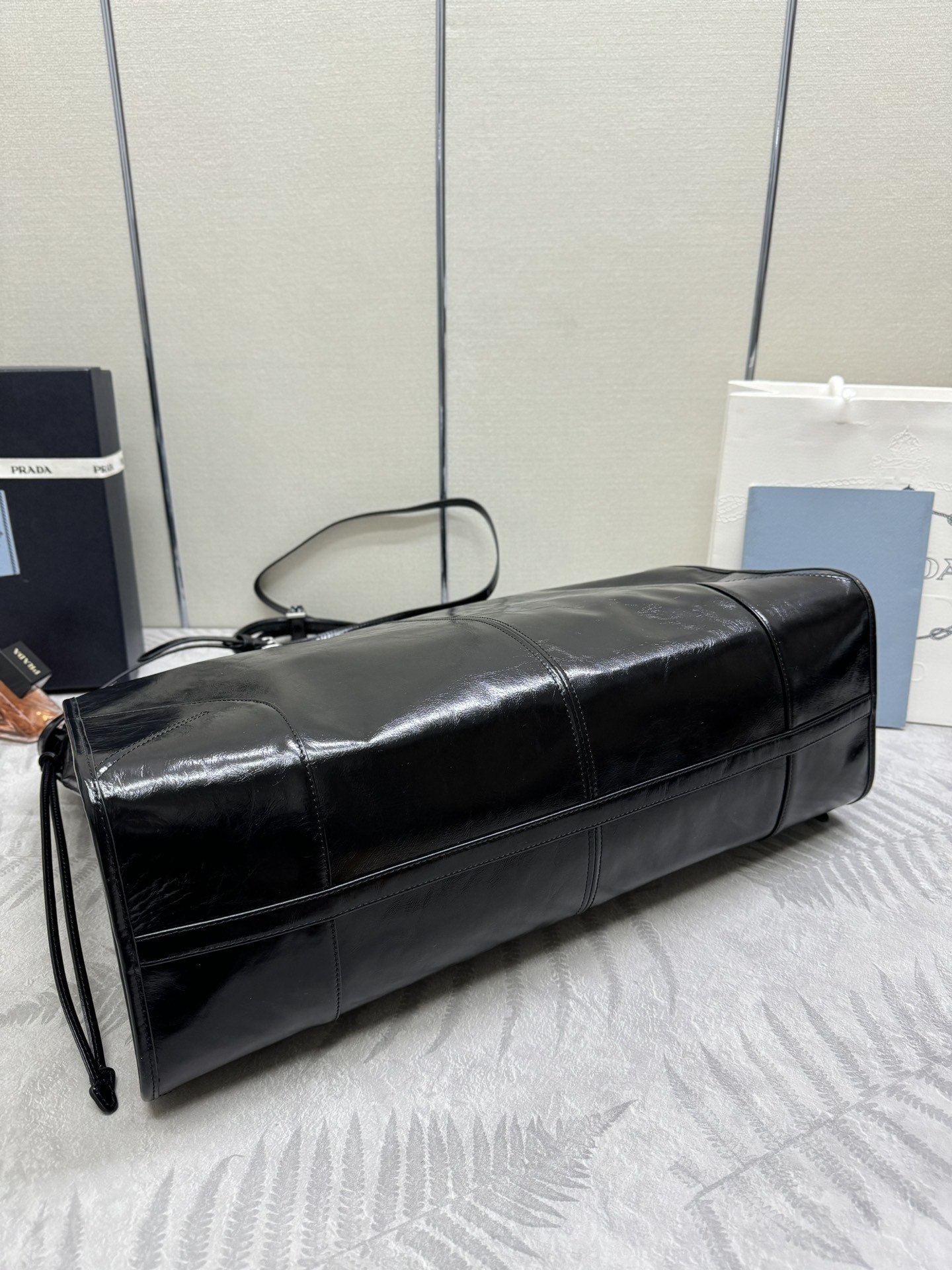 プラダ「Prada」レザートートバッグ