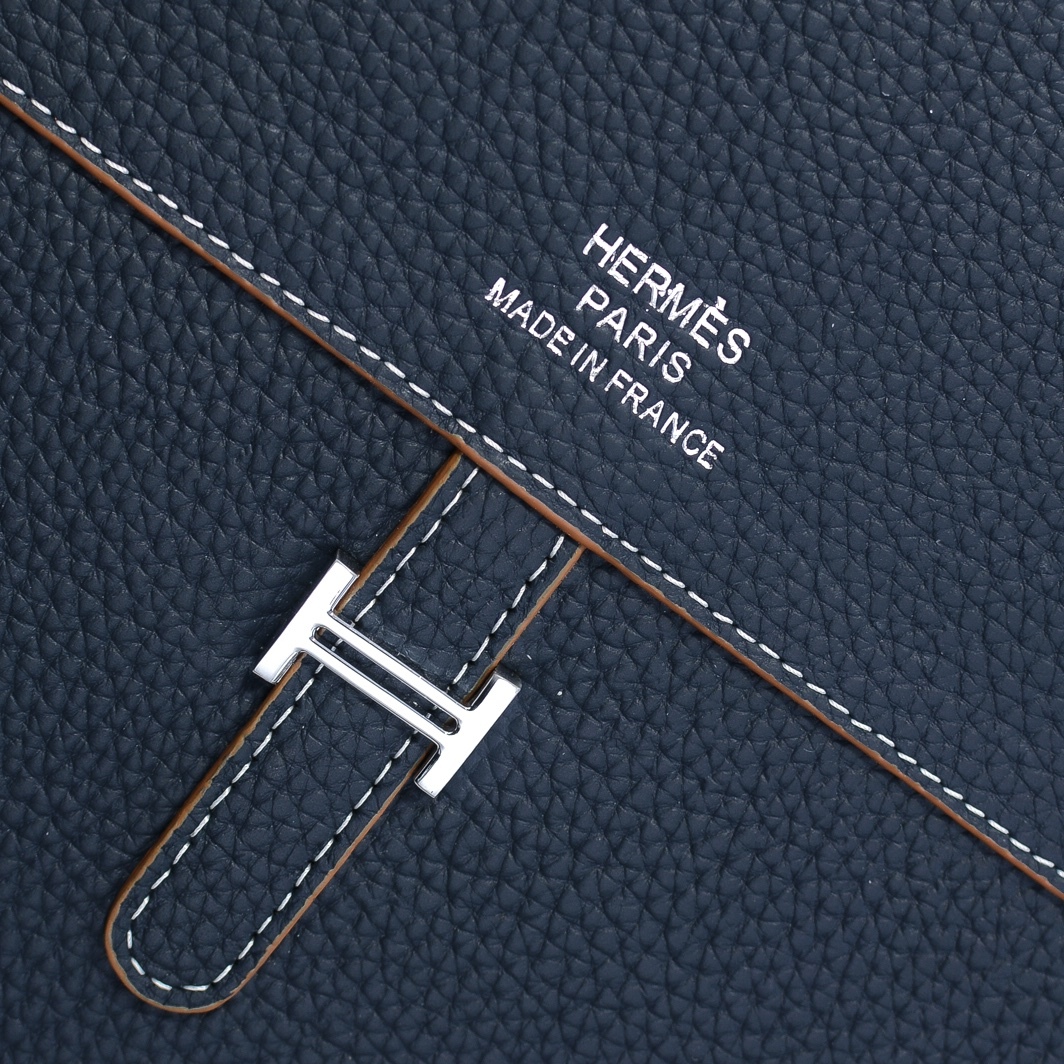 エルメス メンズ Tプレート 縦型クロスボディバッグ「T Buckle Bag」