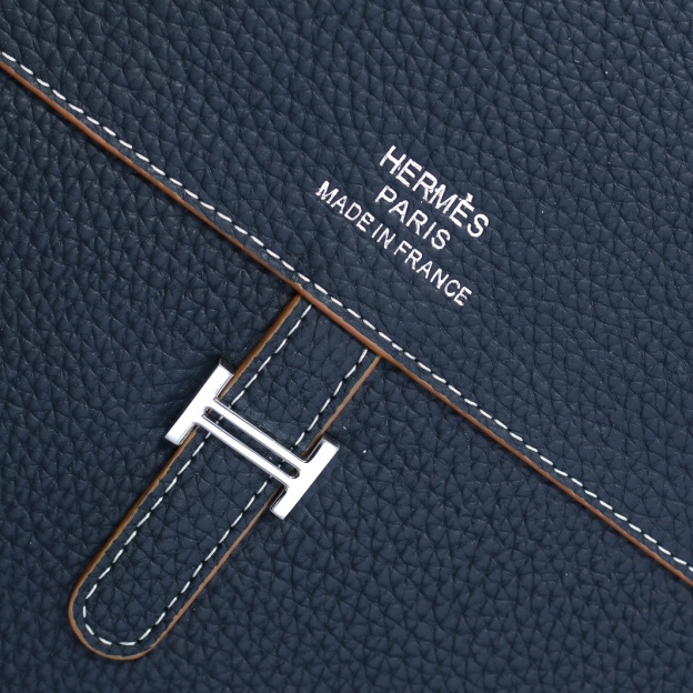 エルメス メンズ Tプレート 縦型クロスボディバッグ「T Buckle Bag」