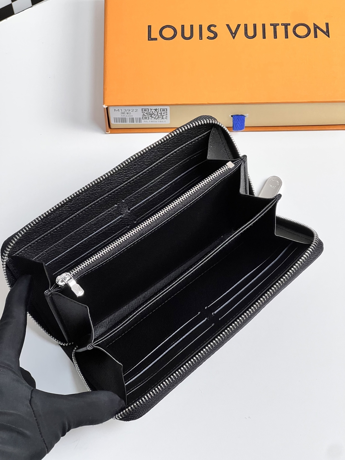 ルイ・ヴィトン「Louis Vuitton」LV × TM ジッピー･ウォレット