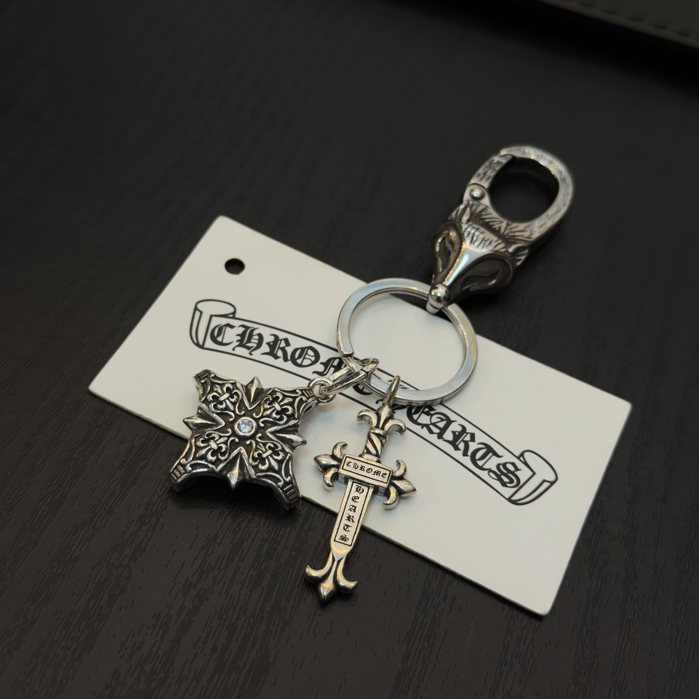 クロムハーツ「Chrome Hearts」クロスペンダントキーホルダー - 精巧なハンドメイド、アンティークシルバー彫刻、ヴィンテージパンクスタイル