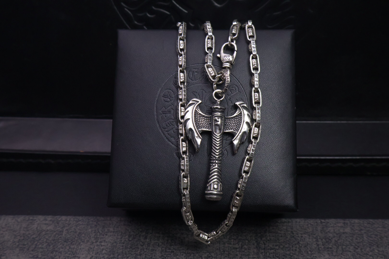 クロムハーツ「Chrome Hearts」のクラシックネックレス - 日常に上品なアクセントを添えるユニセックスモデル