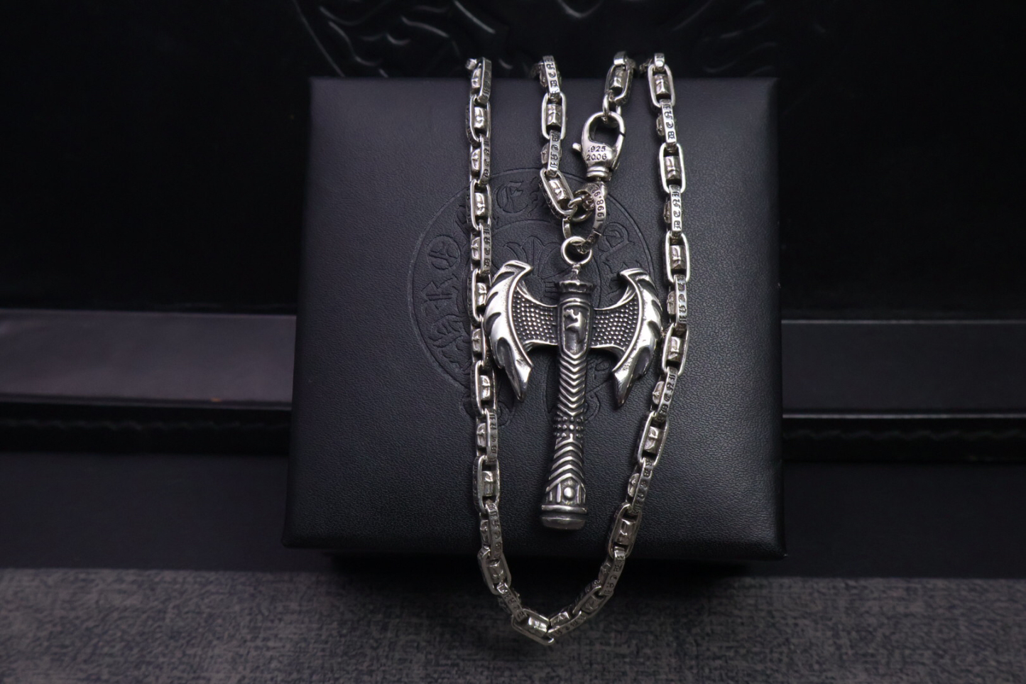 クロムハーツ「Chrome Hearts」のクラシックネックレス - 日常に上品なアクセントを添えるユニセックスモデル