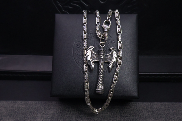 クロムハーツ「Chrome Hearts」のクラシックネックレス - 日常に上品なアクセントを添えるユニセックスモデル