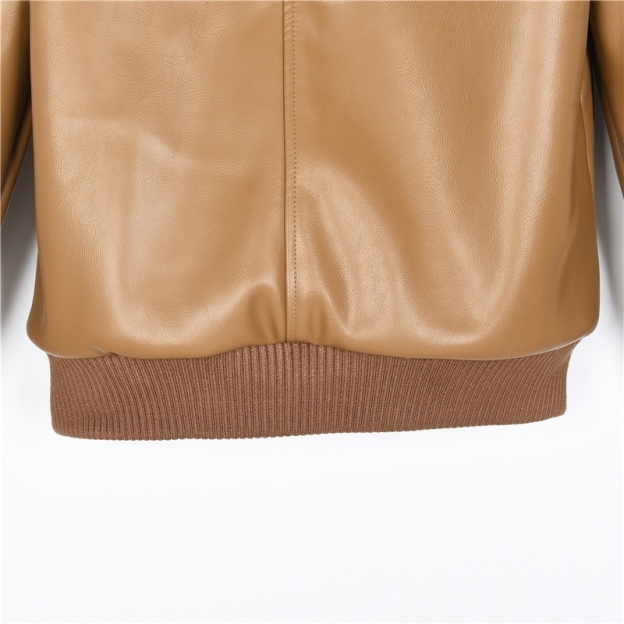 Louis Vuitton / ルイ・ヴィトン 23Fw（2024 年秋冬） 両面式のフード付きウェストタイトなジャケット。