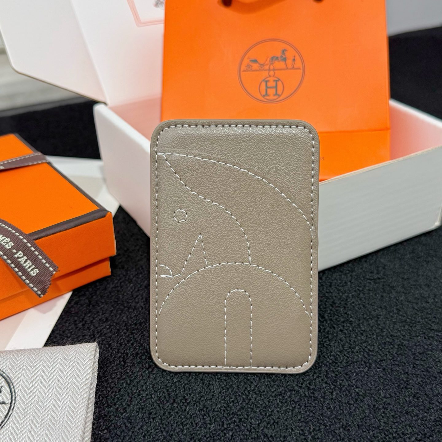 【限定新入荷】エルメス Cheval MagSafe 本革カードケース「12 シリーズ以降全 iPhone 対応」