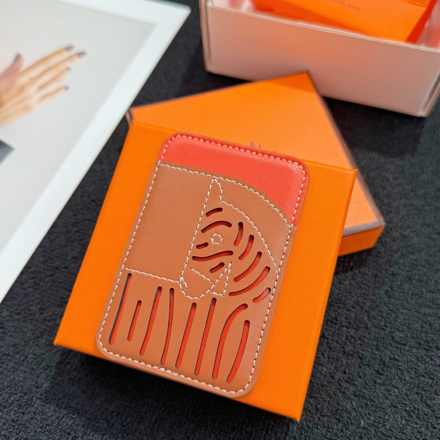 【限定新入荷】エルメス Cheval MagSafe 本革カードケース「12 シリーズ以降全 iPhone 対応」