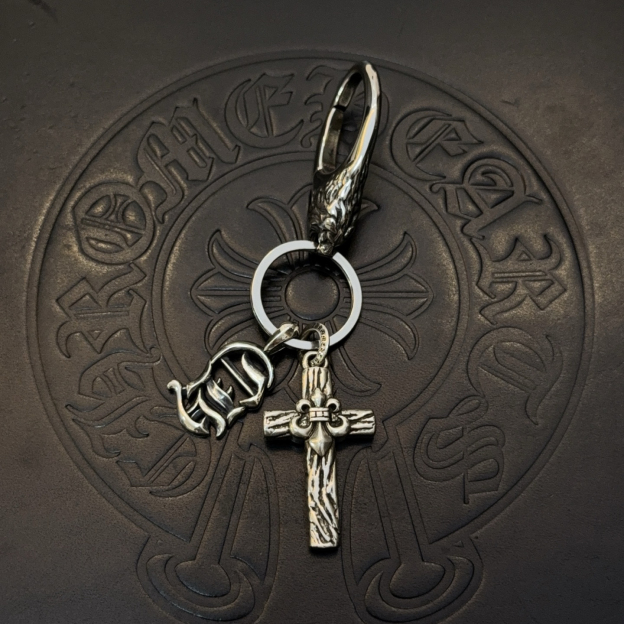 クロムハーツ「Chrome Hearts」クロスペンダントキーホルダー - 精巧なハンドメイド、アンティークシルバー彫刻、ヴィンテージパンクスタイル