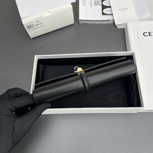 セリーヌ「Celine」TRIOMPHE16 光沢牛革財布