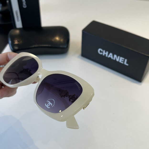 【新作到着】Chanel ハイセンスデザインサングラス「遮光レンズ搭載」