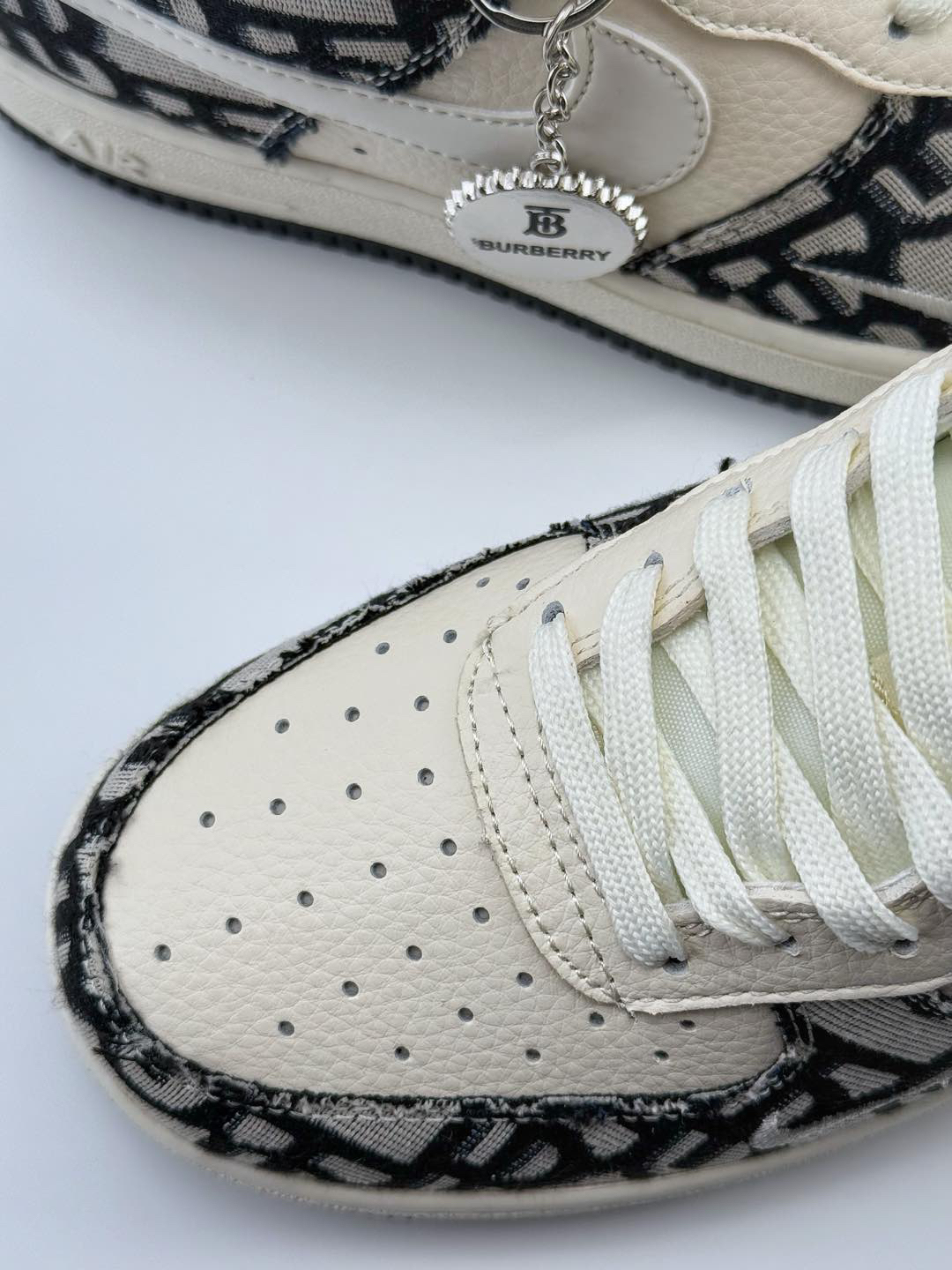 「コラボモデル」Burberry x NikeAir Force 1 Low '07 スニーカー