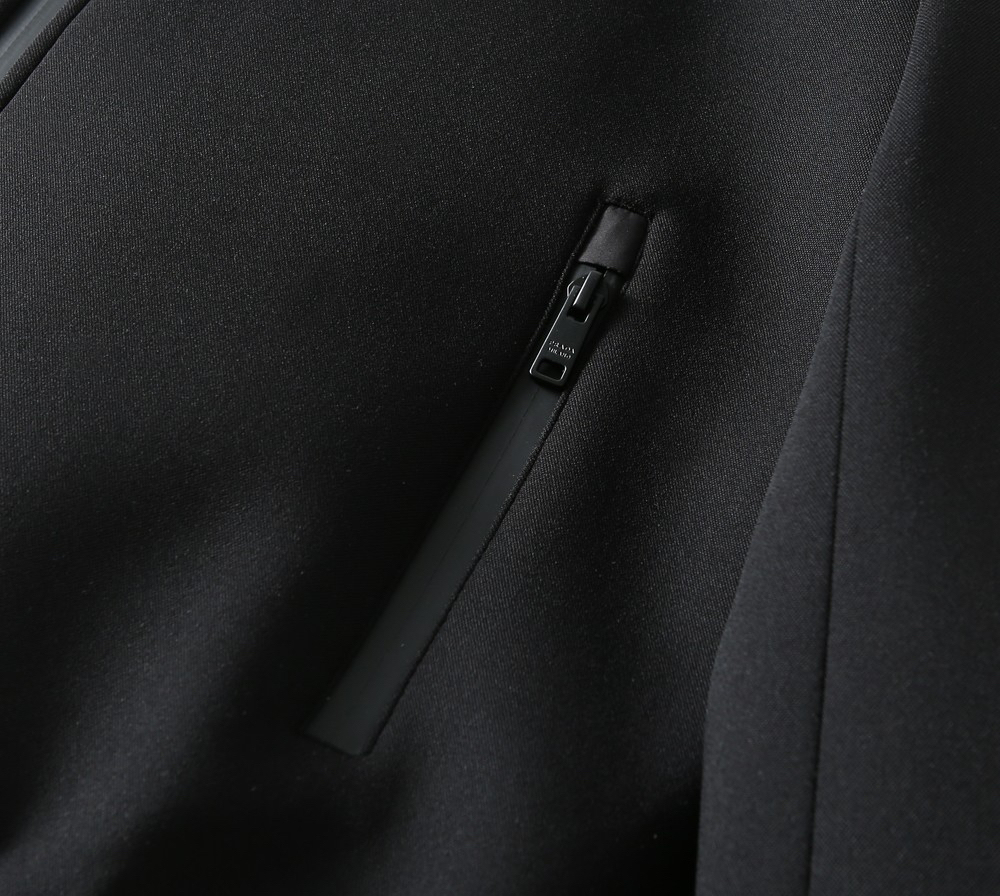 プラダ「Prada」秋冬 フード付きアウター