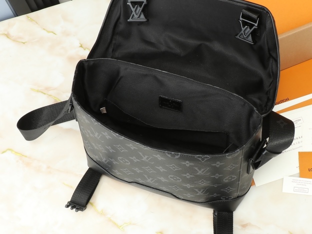 ルイ・ヴィトン「Louis Vuitton」ヴォワヤージュ スモールメッセンジャーバッグ