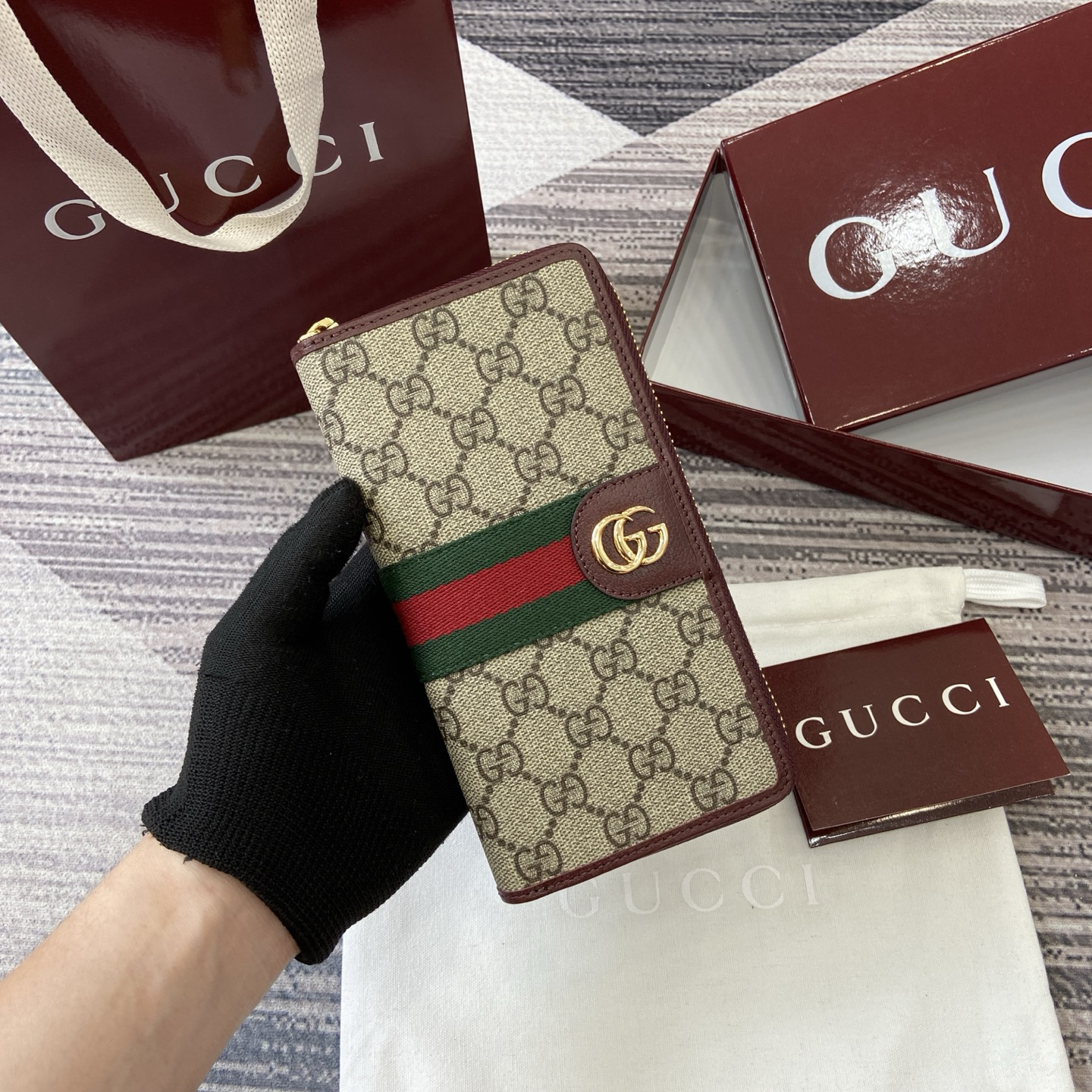 グッチ「Gucci」Ophidiaシリーズ ジッパーウォレット